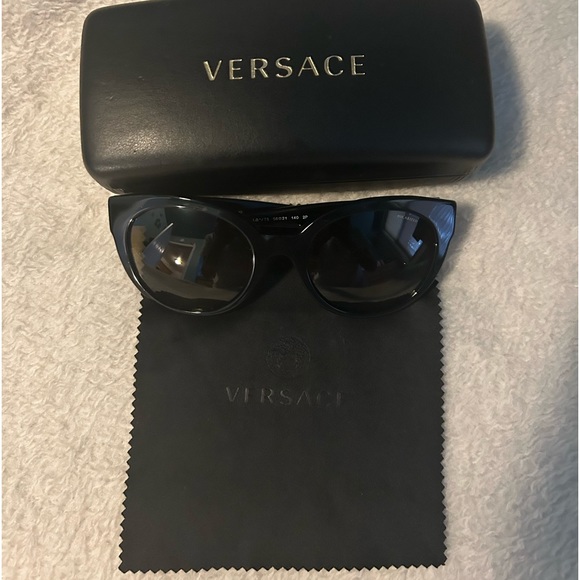 Versace Retro Cateye sunglasses! - Picture 2 of 9